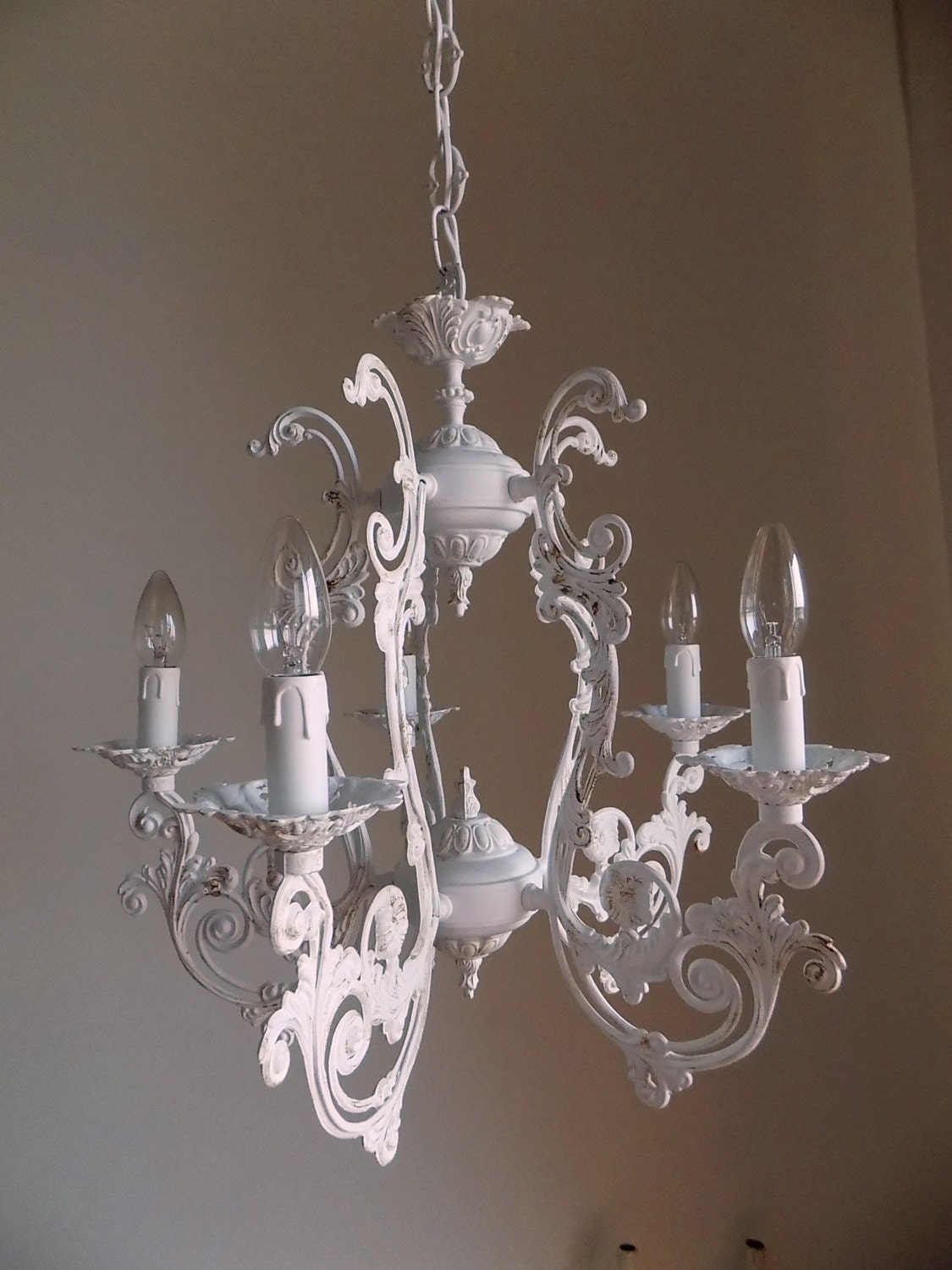 Lampadario vintage bianco shabby chic di milanchicchandeliers