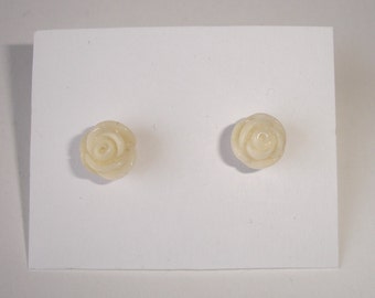Boucles d'oreilles en forme de roses en corail sur support argenté