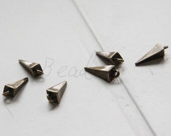 30 Pieces / Spike / Antique Brass Tone / Base Metal / Pyramid / Charm (Y26516//J456)