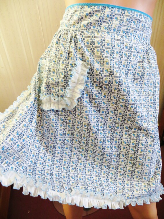 Vintage Frilly Apron 50s 60s Apron Blue Calico Floral Print