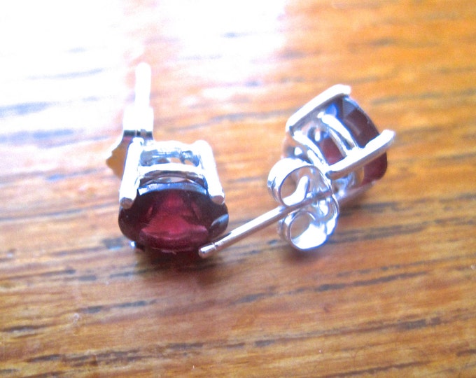 Red Garnet Studs, 7mm Round, Natural, Set in Sterling Silver E886