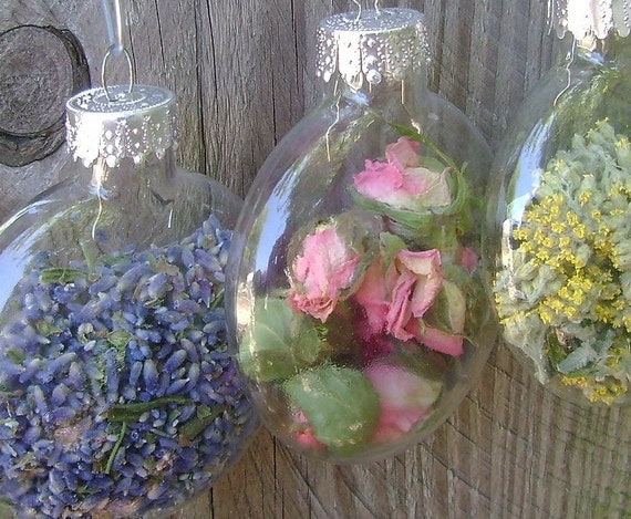 Dried flower clear glass ornaments, Clear unique shape ornament with dried flowers, Disc shape bulbs, Lavender, Feverfew, Yarrow, Delphinium