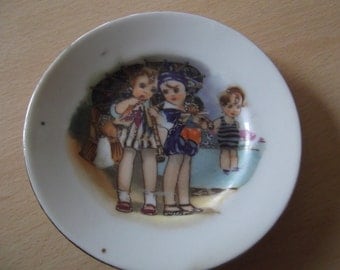 small plate - 1920s sea-side children