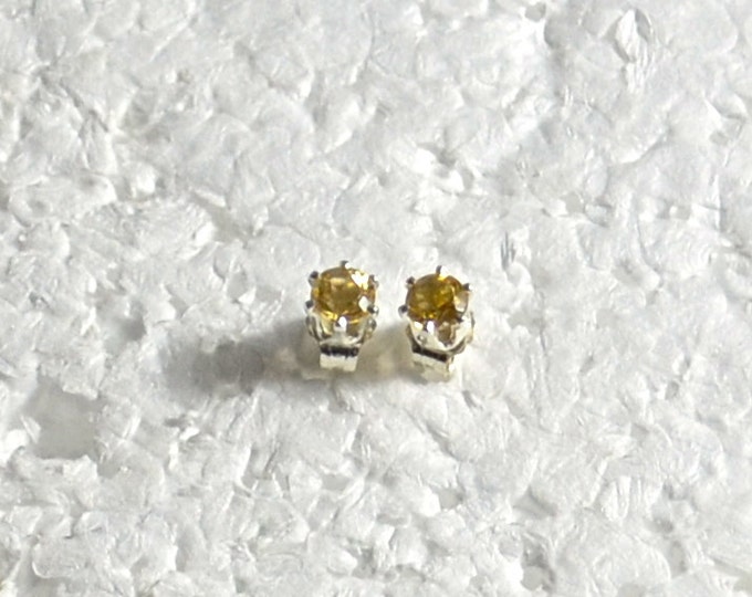 Citrine Studs, 5mm Round, Natural, Set in Sterling Silver E935