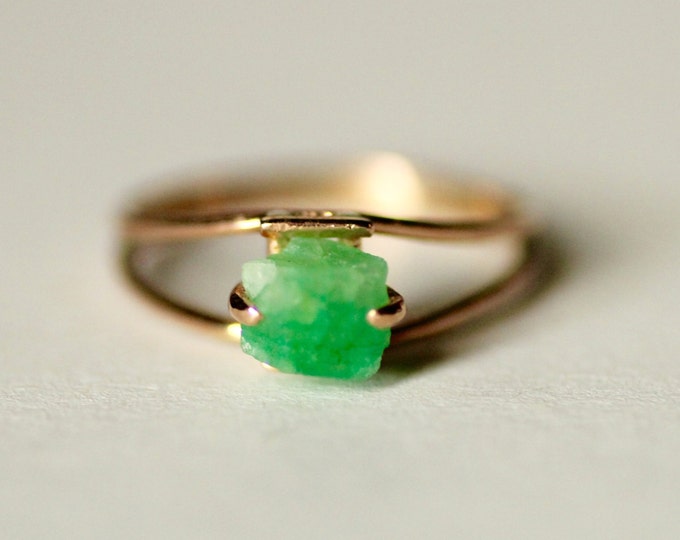 Raw Emerald gold ring, Gold ring, Green stone ring, Natural stone ring, Engagement ring, Gold Engagement Ring, Womens ring