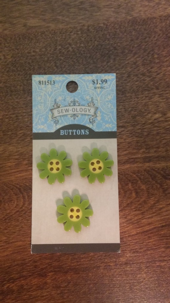 Sale Sewology green flower buttons