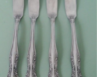 A Vintage Set Of 4 Butter Knives