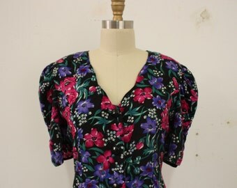 Vintage 1990s Floral Knee Length Dress w Ruched Sleeves, Shoulder Pads, Button Down, Slightly Scalloped Neck, Geometric Edge Buttons Sz M/L