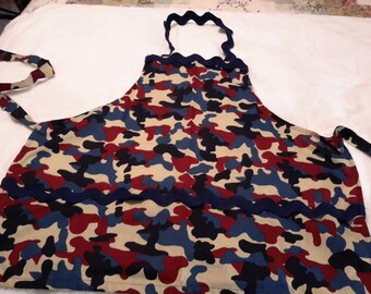 Camouflage apron! Fits size medium and large. Has three pockets