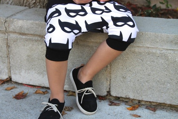 Bébé garçon bébé fille Batman, noir et blanc masques Sarouel Short Etsy enfant mode enfant garçon enfant fille, Short super héros halloween