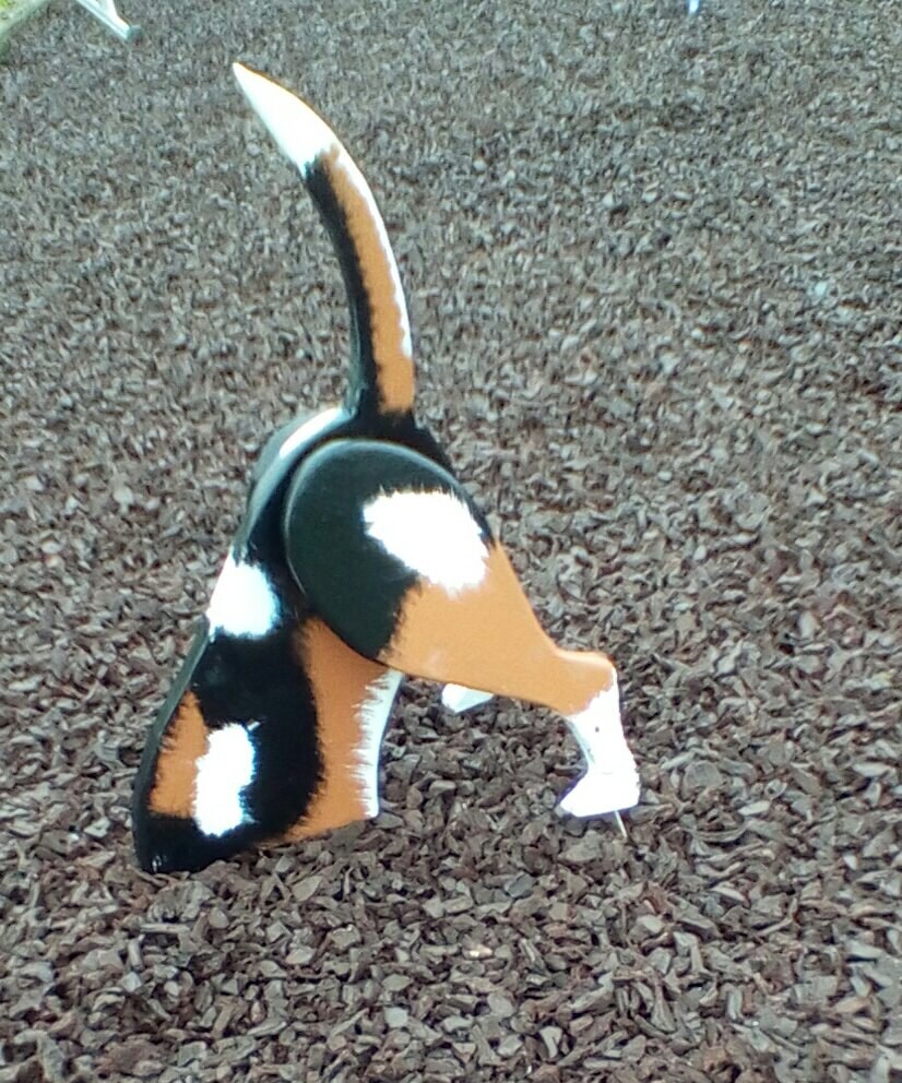 Beagle dog digging lawn ornament garden display