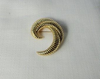 Gorgeous MONET Gold Tone Brooch.