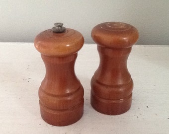 Pepper Mill and Salt Shaker, Vintage Pepper Mill /Blonde Wooden Pepper Mill and Salt Shaker