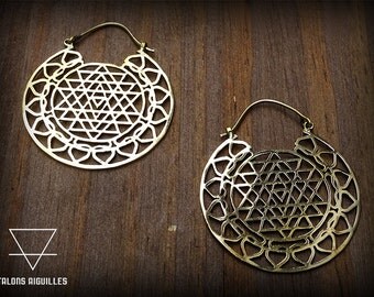 OFFER # Boucles d'oreille lotus, et géometrie sacrée laiton # brass earring Sri yantra and lotus