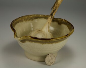 Brown garlic grating bowl