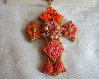 Collier pendentif "série de croix fleuries "