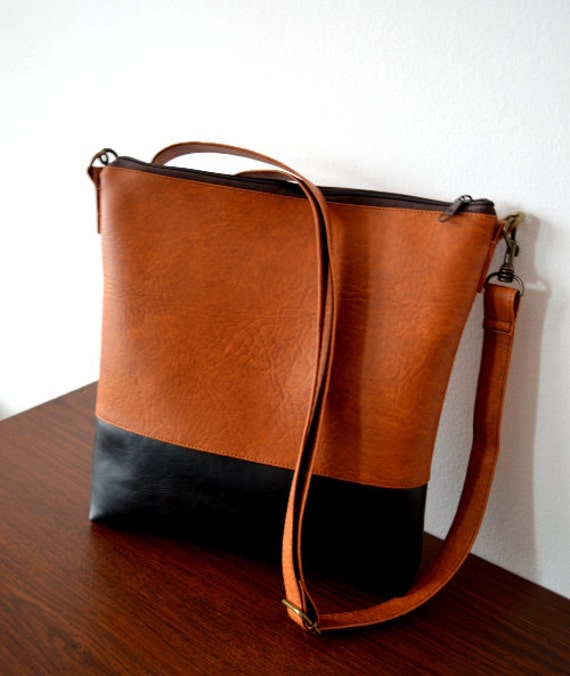 Shoulder bag / Crossbody purse / Two tone vegan leather by reabags