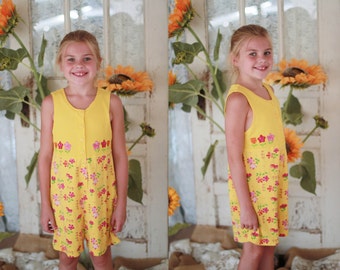 Vintage 1990s children's size 10/12 yellow floral romper / playsuit / sunsuit / daisies / sleeveless / button up