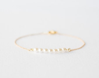 Delicate gold white pearl bracelet