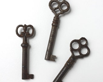 Vintage Rustic Metal Antique Key - Single Key (001K)