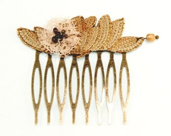 Peigne art déco - Fleur de dentelle rose et broderie vintage bronze