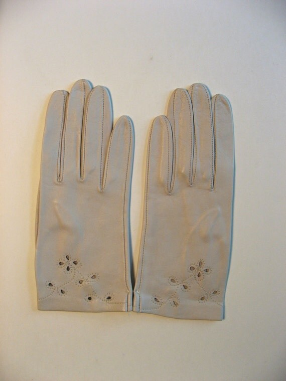 Short taupe NWOT Leather kid gloves size 7. cutout and