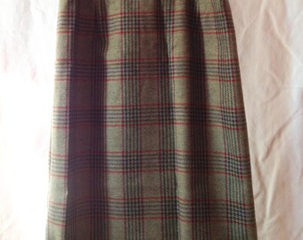 Skirt right vintage, olive green, Old England, T 40.