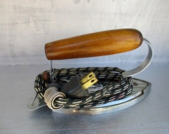 Vintage 1940s Travel Iron By Knapp Monarch / Vintage Iron / Sewing / Clothing Care / Vintage Electronics / Americana / Collectibles