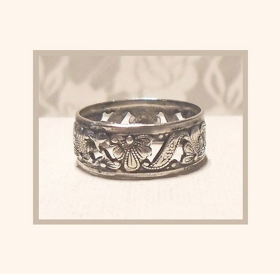 Antique Wedding Ring Art Nouveau Peacock Design Cut Out Band
