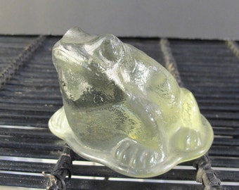 Vintage 70's clear glass frog figurine paperweight