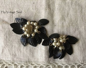 Vintage 1960's Clip Earrings, Black Leaf and Pearl Clip Earrings, 60's Costume Jewelry, Mad Men, Retro, Mod