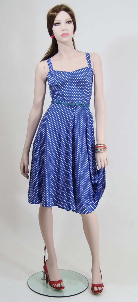 blauwe jurk vertalen vintage jaren 1970 blauw schort jurk met witte stippen blauwe jurk vertalen vintage jaren 1970 blauw schort jurk met witte stippen