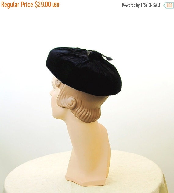 SALE Vintage velvet beret velvet hat navy blue by vintagerunway