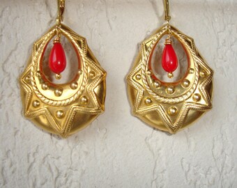 Boucles d'oreilles Art Déco dorées et perles gouttes bambou teinté rouge