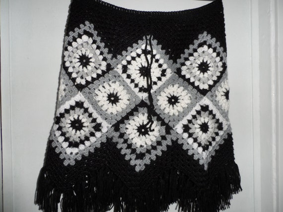 Crochet 1960-s estilo hippie bohemio blanco negro flores de color gris abuela puff cuadrado puntada niñas falda hippie boho con la franja Tamaño S OOAK