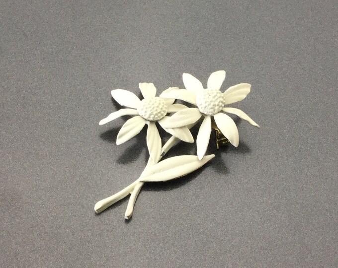 Nice Vintage White enamel flower brooch, Enamel flower daisy brooch. Wedding flower brooch. Wedding brooch.