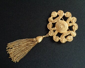 Pretty Vintage Ornate Design w/ Chain Fringe Dangle Drop Tassel Gold Tone 5" Long Pin Brooch Retro Women's Costume Fashion Jewelry Accessory