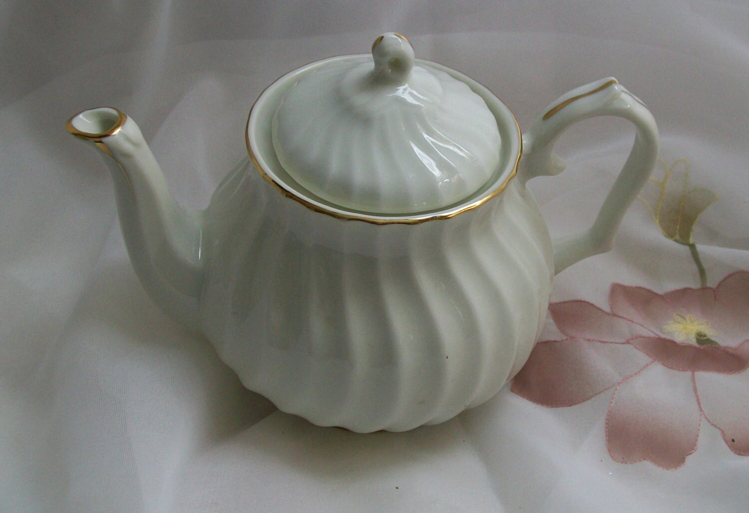 Vintage teapot  Robinson Design  Group teapot  white teapot 