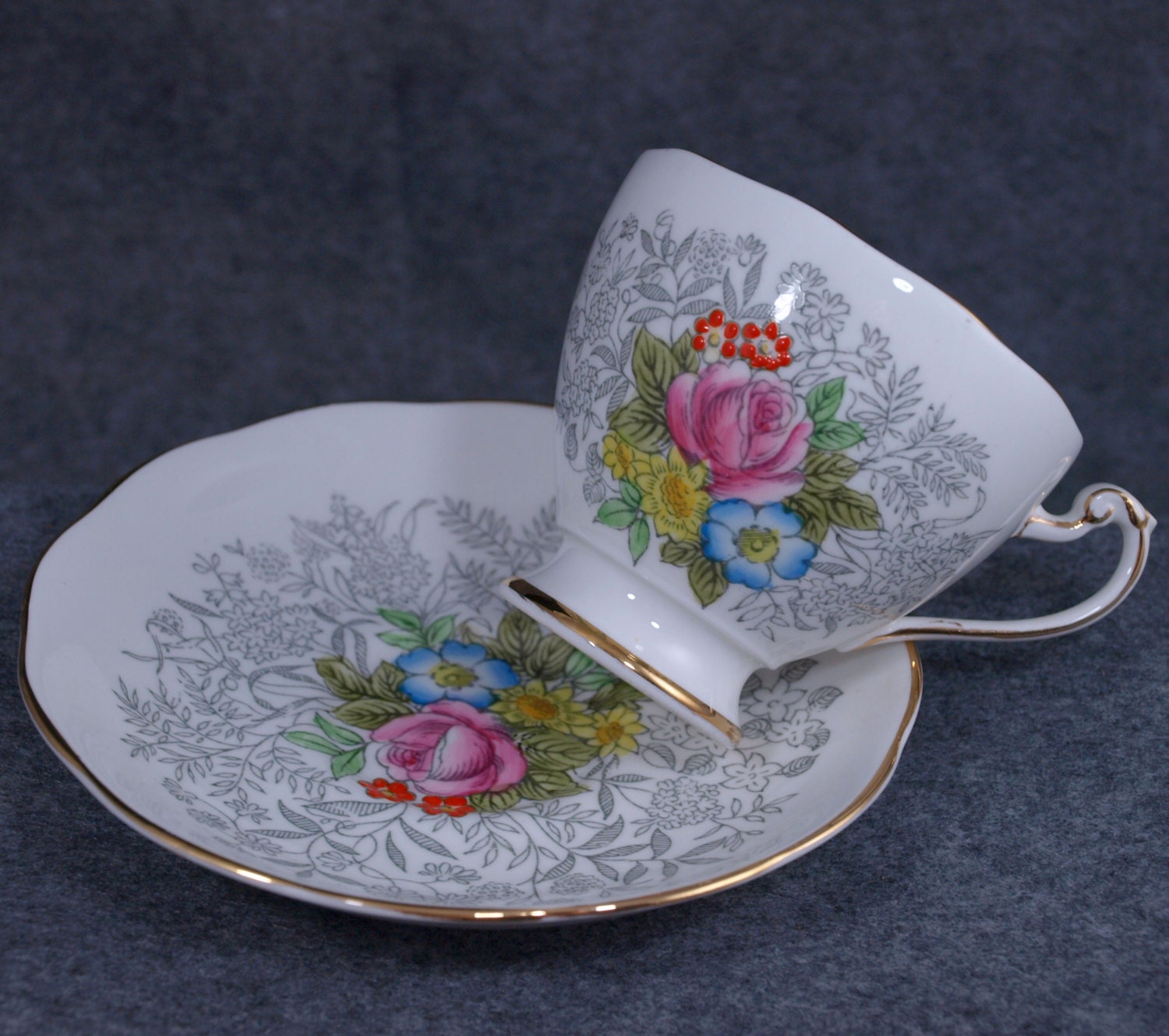 Roslyn Fine Bone China England Tea Cup & Saucer Harmony 8755