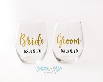 Pair of Personalized Bride and Groom Wine Glasses (2) - Wedding gift - Bridal Shower gift - Engagement Gift - Couples Gift - His and Hers
