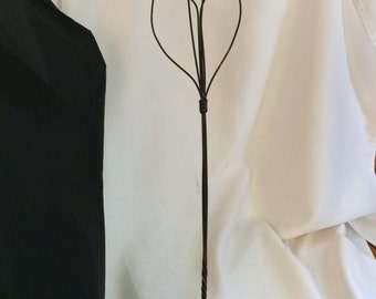 Vintage Rug Beater, Wire Carpet Beater, Heart Shaped Wire Tool, Kitchenalia, heart collectible, Cabin decor, Vintage Heart décor