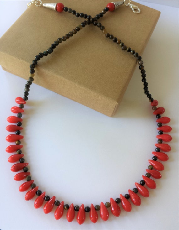 Items similar to Coral beaded necklace // red necklace // bohemian ...