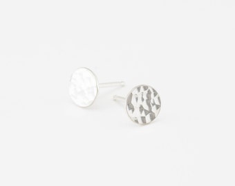 Circle Stud Earrings / Hammered Studs / 14k Gold Filled Earring or Sterling Silver / Simple Everyday Earrings / LE417_06