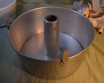 Mirro Aluminum Round Bundt Cake Pan Retro Vintage Kitchen