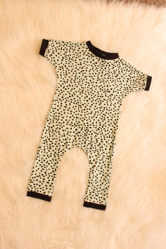 Snapless Romper / Gender Neutral Outfit / Going by tinyhinythreads