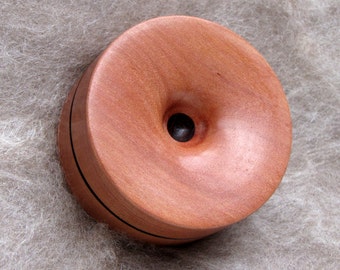Reversible pocket spinning surface for supported spinning in Tasmanian Myrtle and Dymondwood
