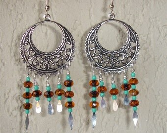 Boucles d'oreilles créoles argentées et perles de verre à facettes
