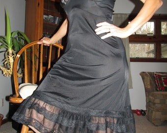Vintage lingerie, vintage Van Raalte black full slip size medium in mint condition
