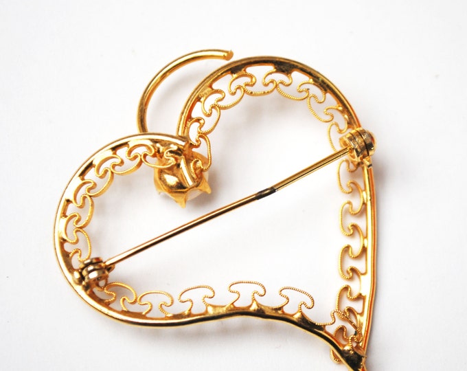 Heart Brooch of gold filigree and pearl pin