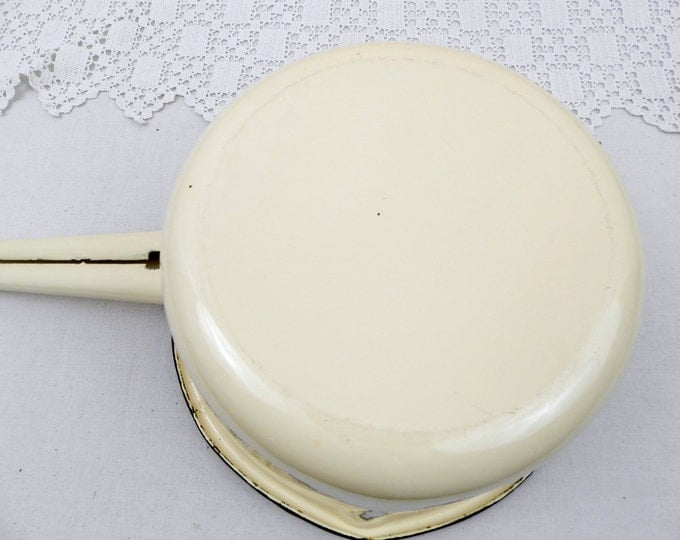 Vintage French Simple Medium Sized Pale Beige Enamelware Sauce Pan / Cooking Pan / Pot, French Country Decor, Retro Cooking, 1960s, Kitchen